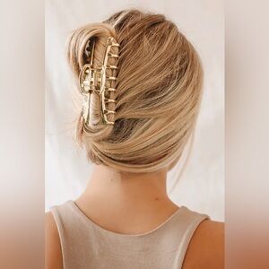 Modern Girl Gold Claw Hair Clip